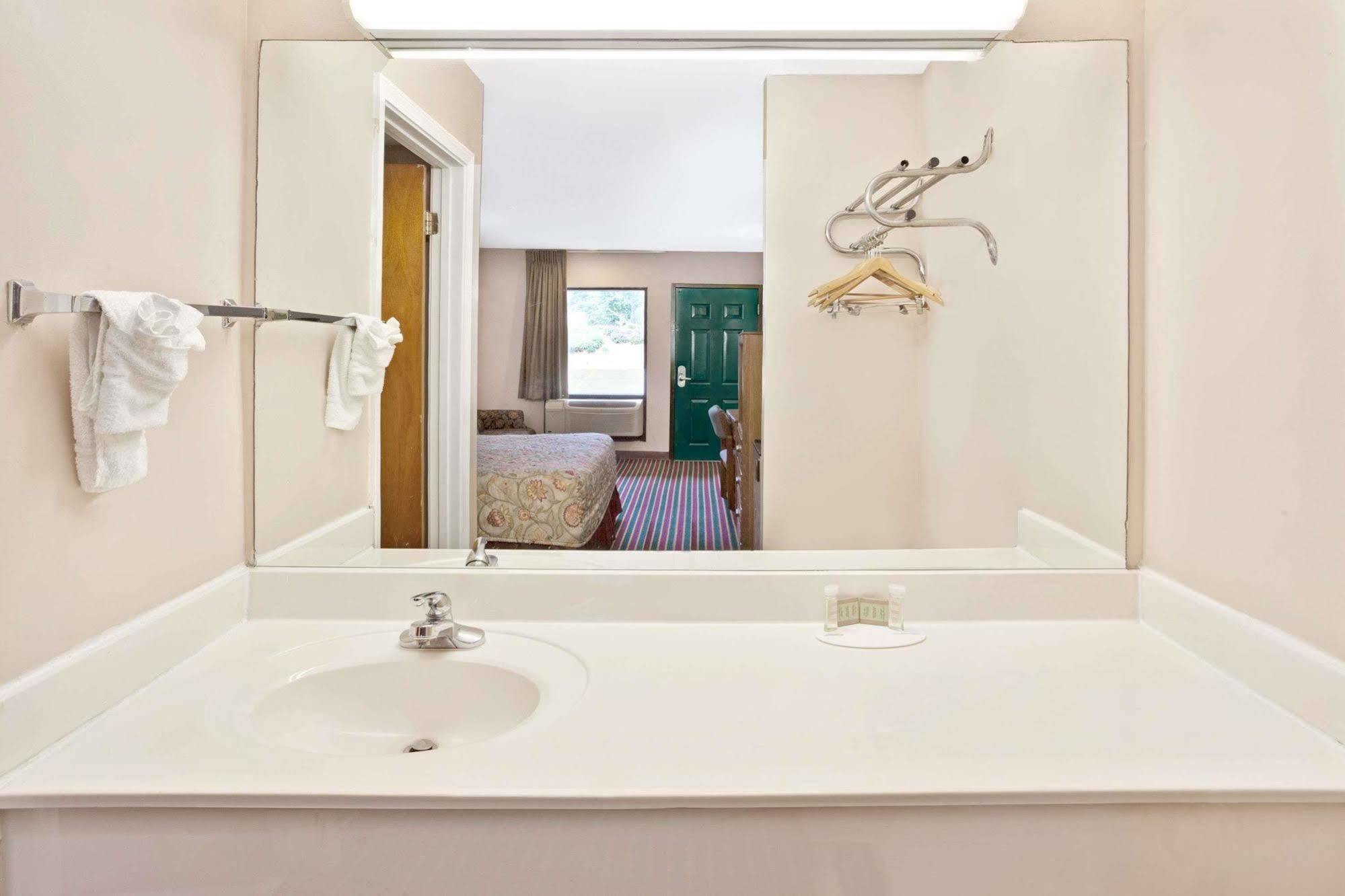 Super 8 By Wyndham Marietta/West/Atl Area Hotel Luaran gambar